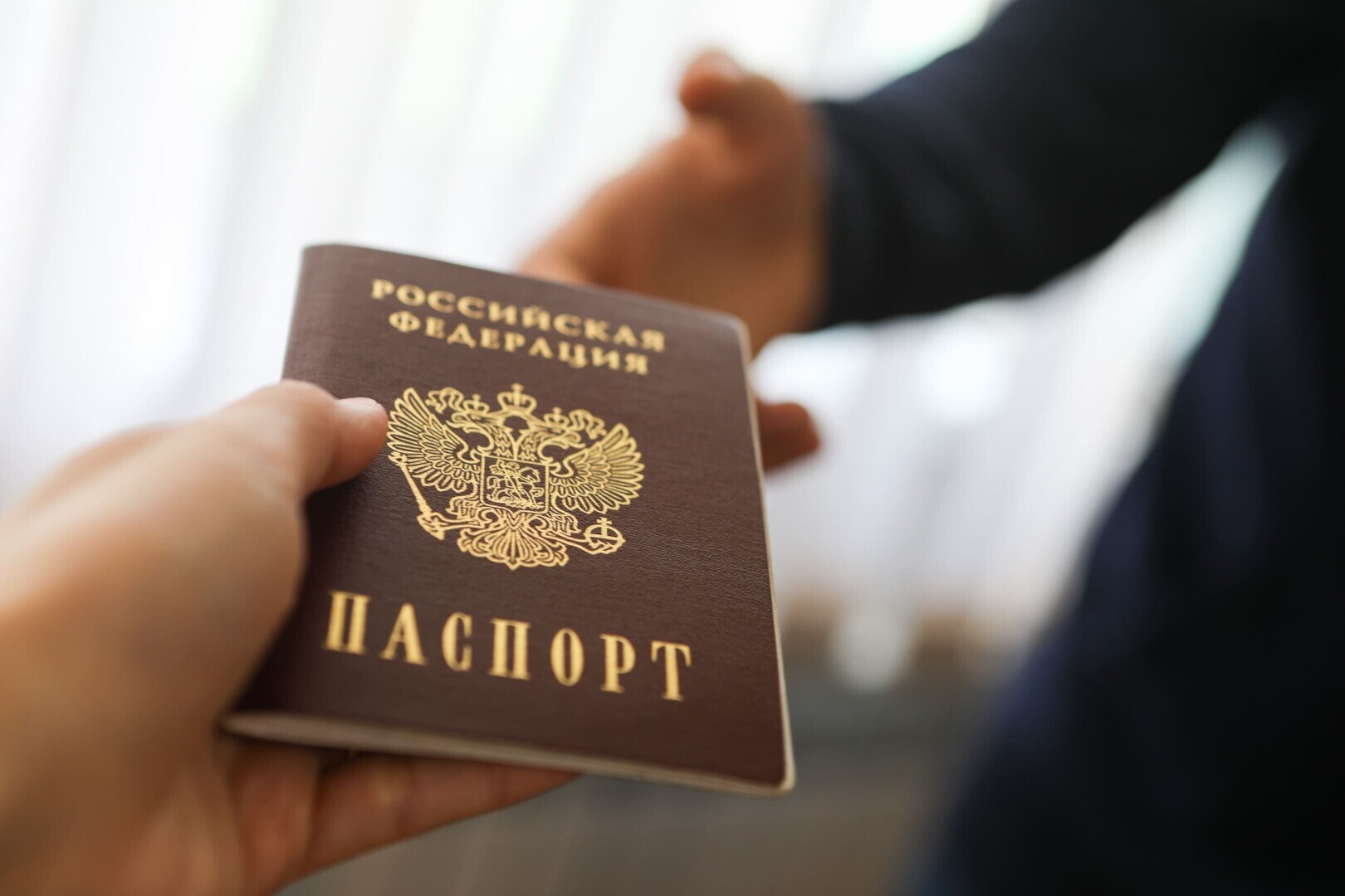 В больницах Севастополя ввели паспортный контроль