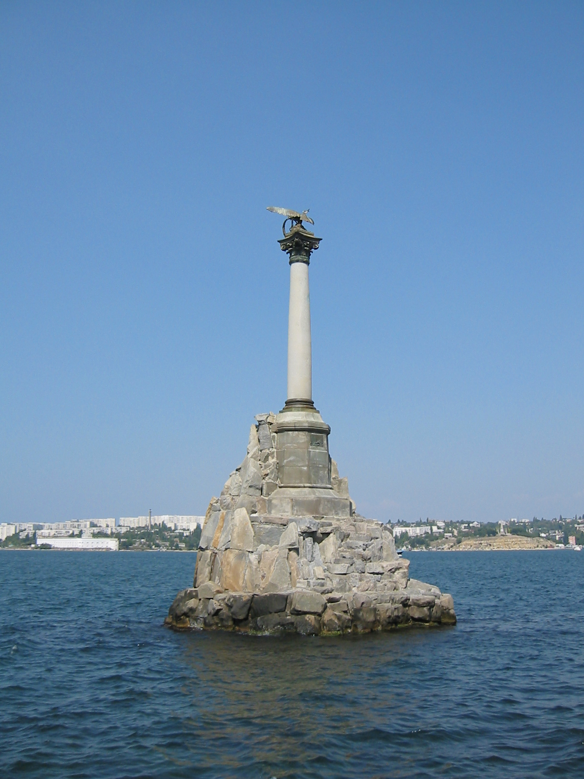 Памятник затопленным кораблям